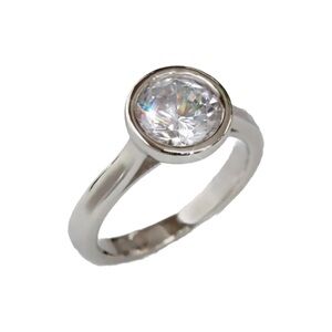 Elegant Silver Ring with Clear Gemstone